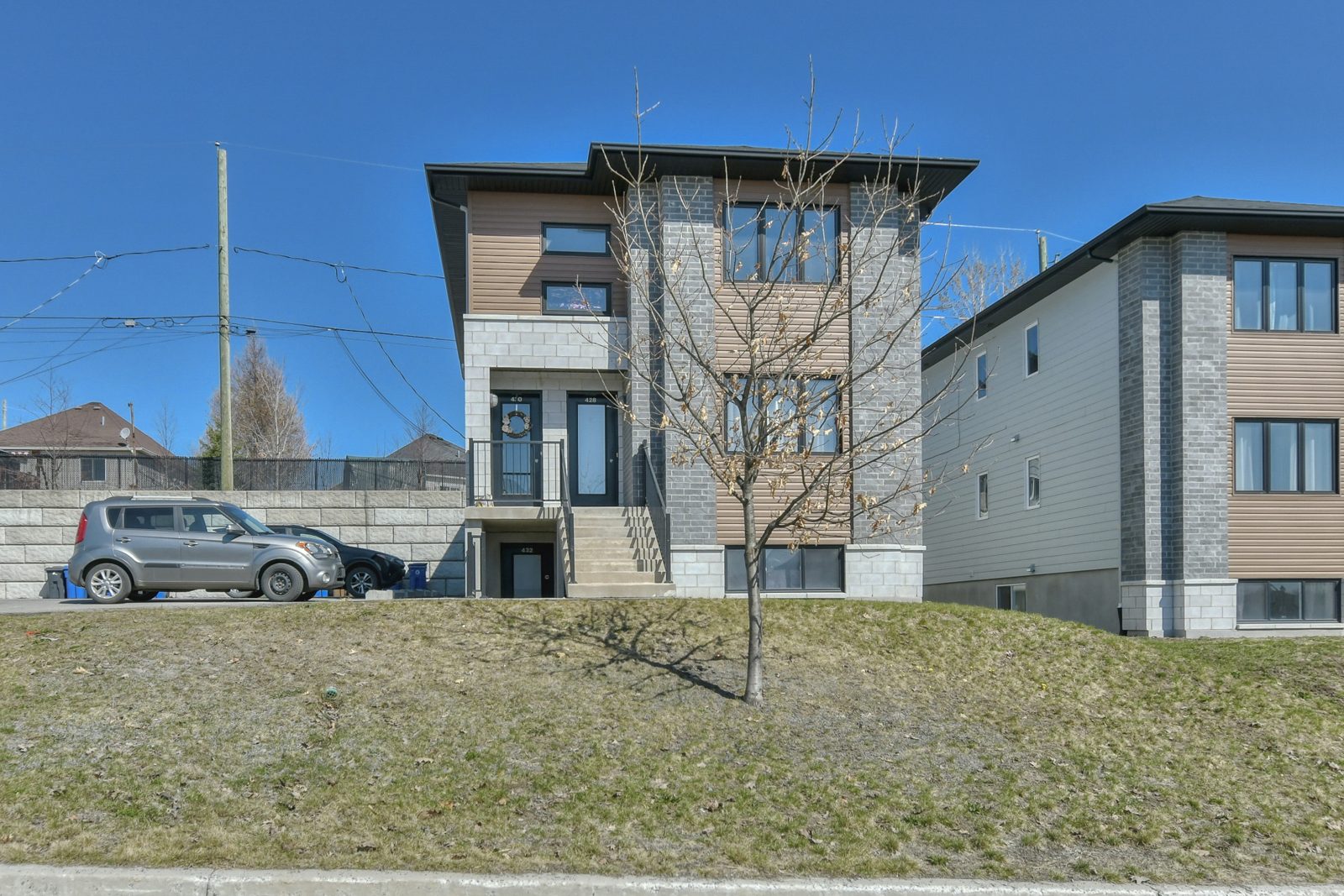 Triplex dans un secteur jeune et familiale — photo 1