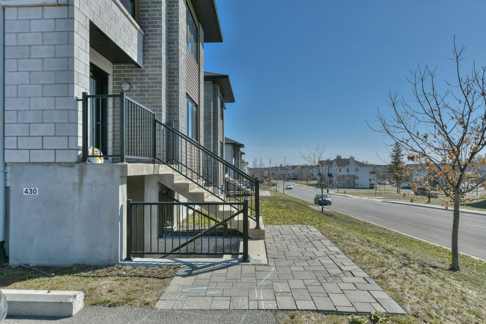Triplex dans un secteur jeune et familiale — photo 3