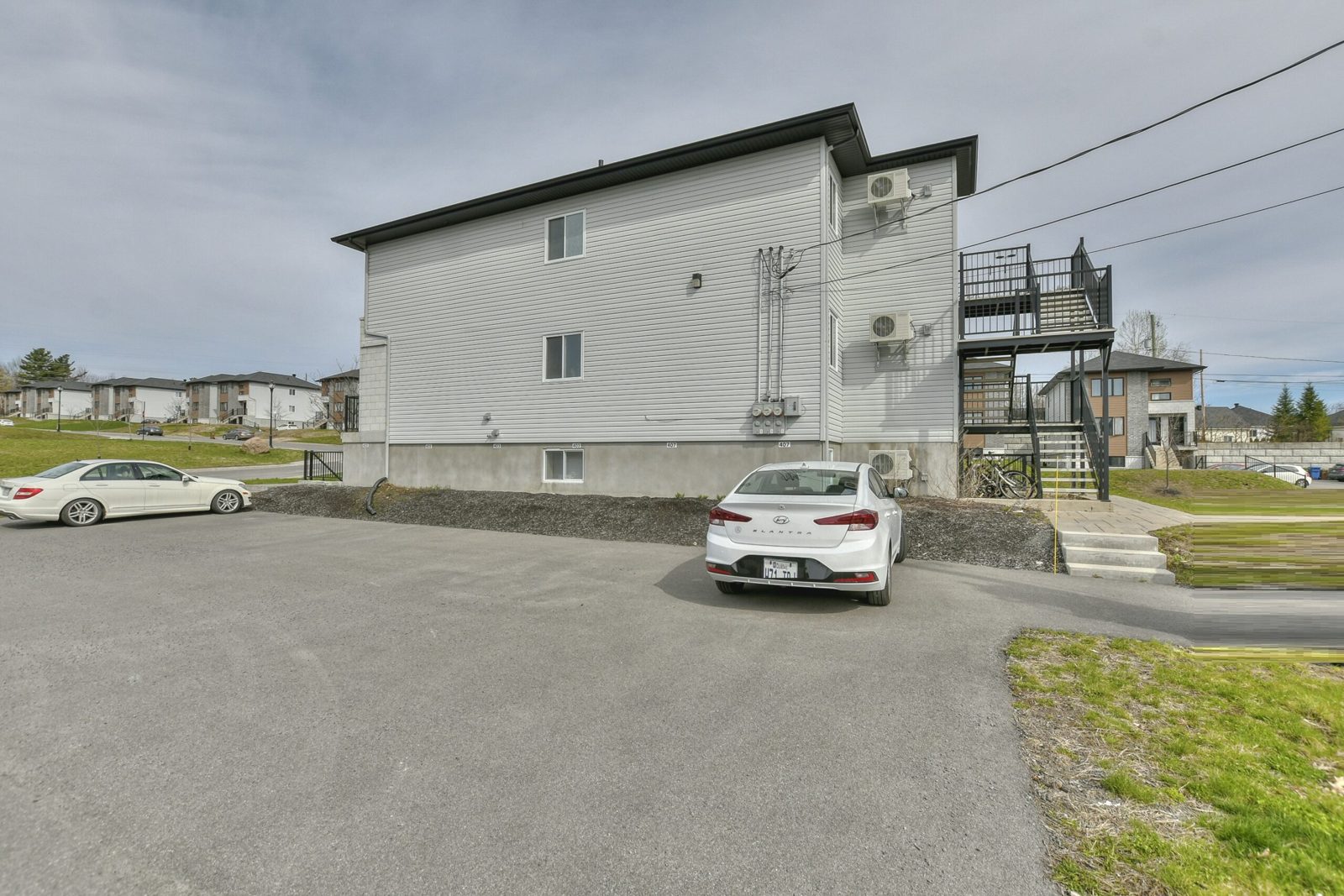 TRIPLEX EXCELLENTS REVENUS DANS SECTEUR JEUNE PROCHE DU LAC CLAUDE — photo 2