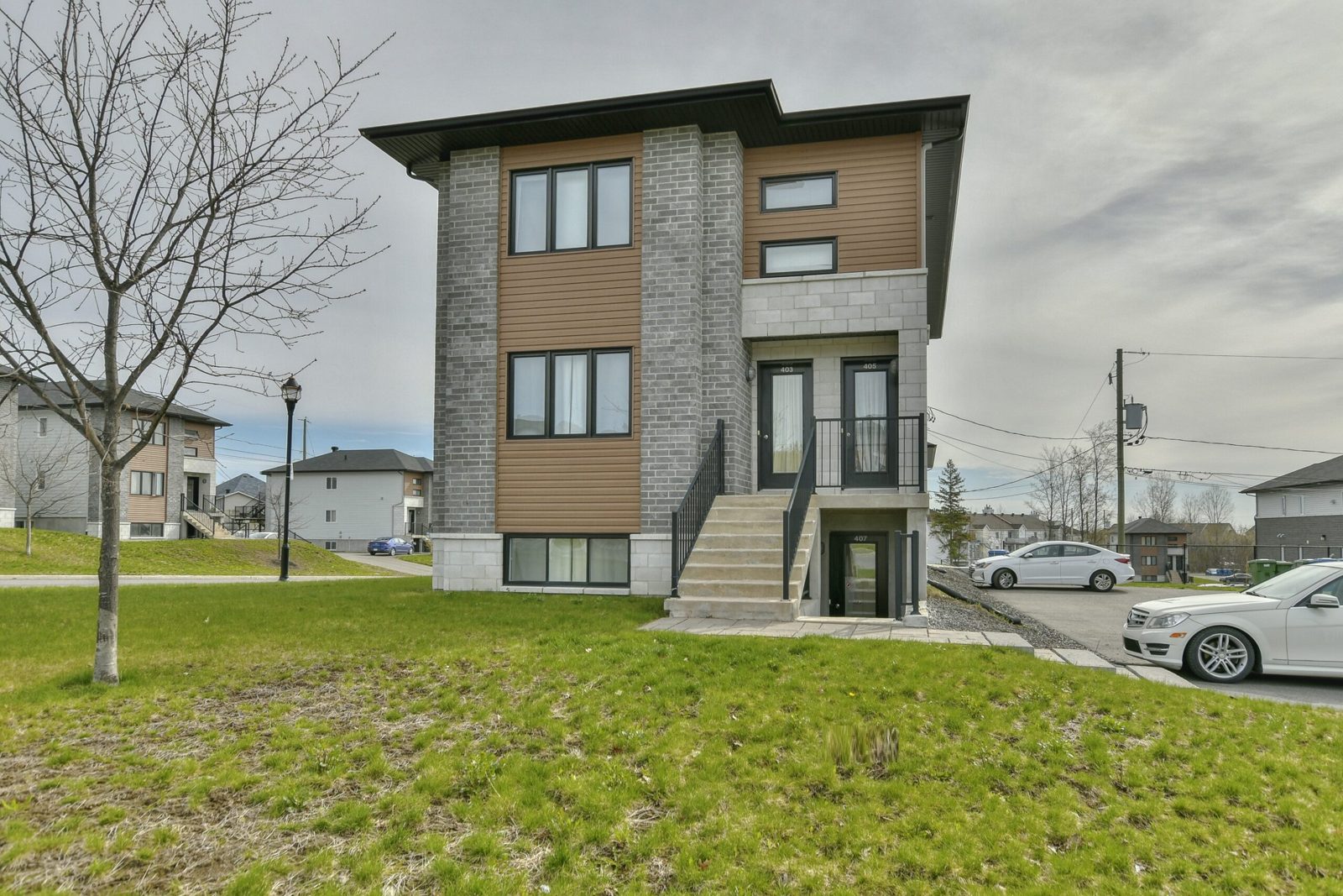 TRIPLEX EXCELLENTS REVENUS DANS SECTEUR JEUNE PROCHE DU LAC CLAUDE — photo 4