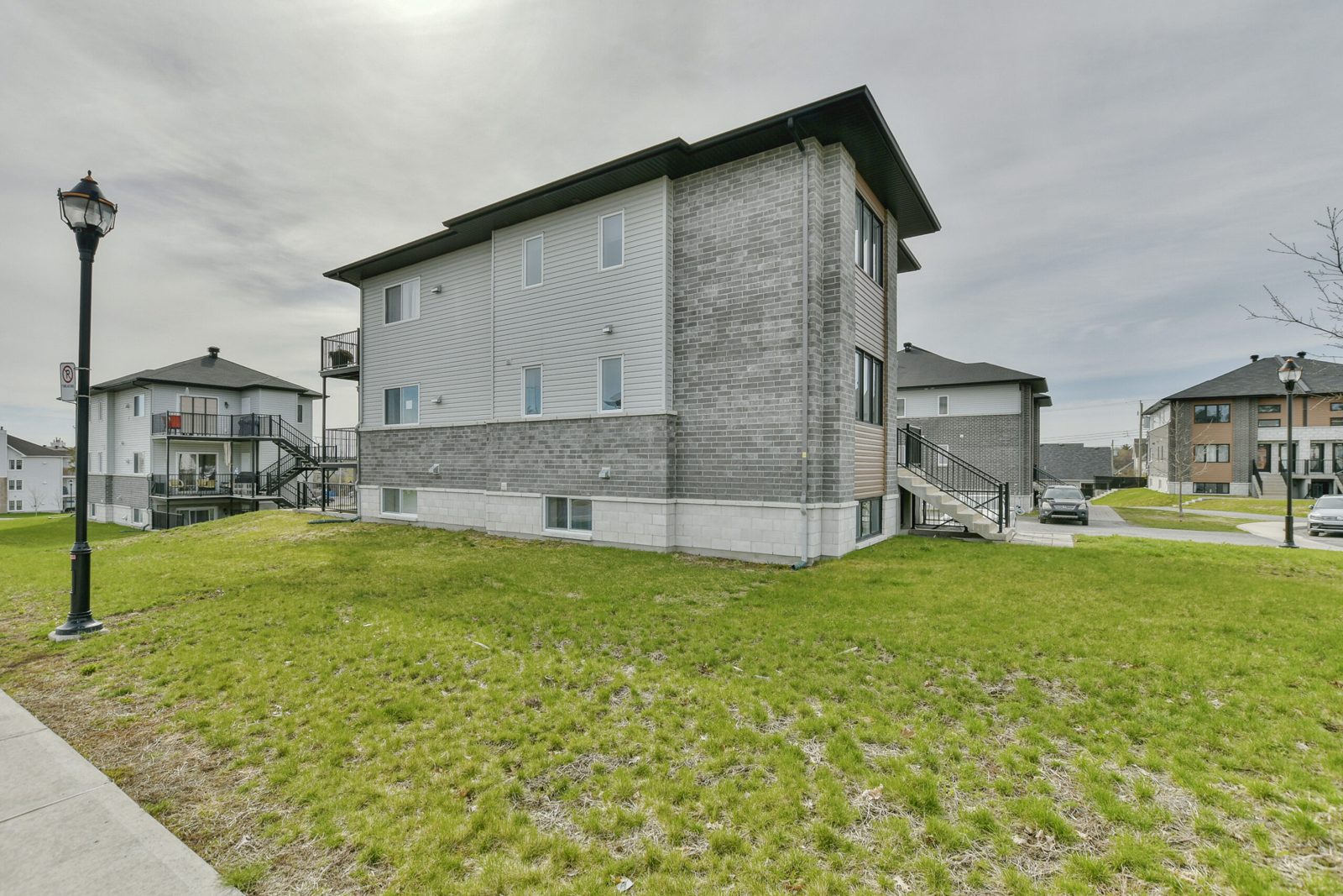 TRIPLEX EXCELLENTS REVENUS DANS SECTEUR JEUNE PROCHE DU LAC CLAUDE — photo 5