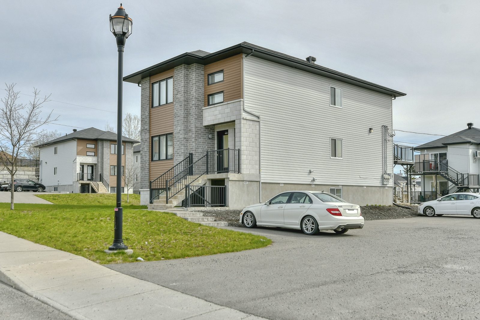 TRIPLEX EXCELLENTS REVENUS DANS SECTEUR JEUNE PROCHE DU LAC CLAUDE — photo 6