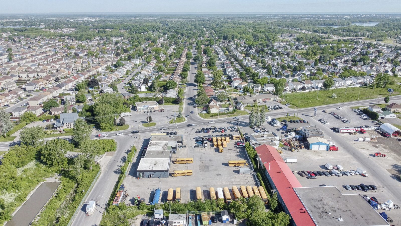 Bâtisse industrielle à Laval – terrain 81 000 pc (Autoroute 13) — photo 3