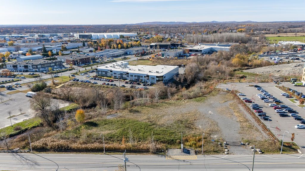 Terrain 73 000 pc commercial / industriel à Boisbriand — photo 2