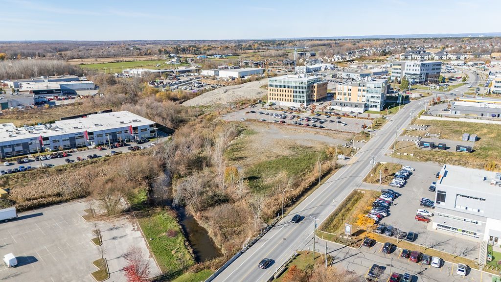 Terrain 73 000 pc commercial / industriel à Boisbriand — photo 3